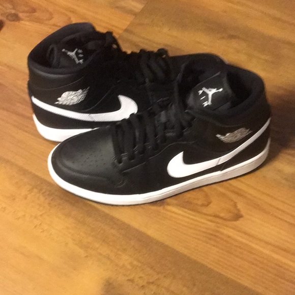 Air Jordan 1´s Black and White - Picture 2 of 3